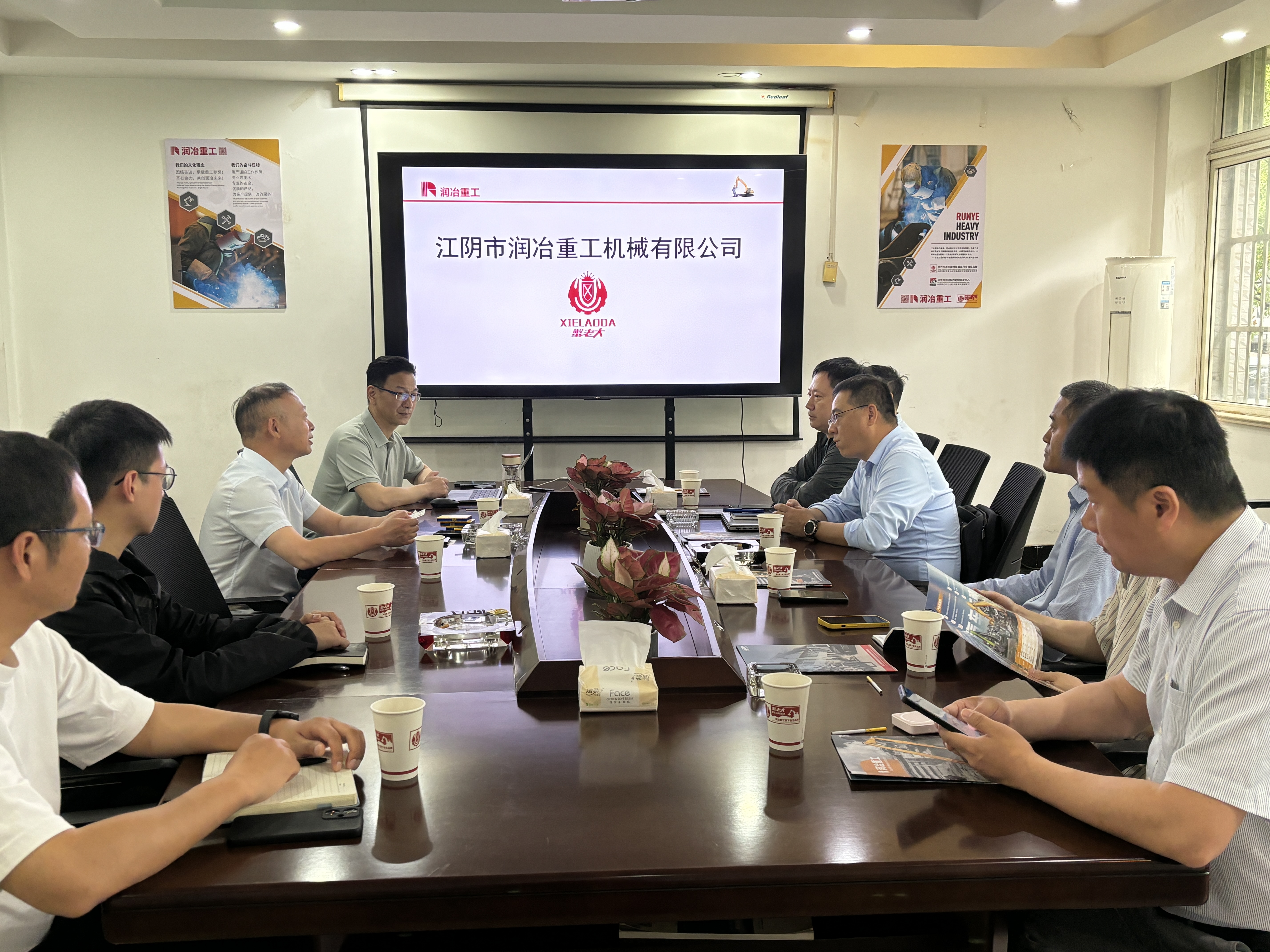 中國(guó)小松代表團(tuán)蒞臨潤(rùn)冶重工參觀交流